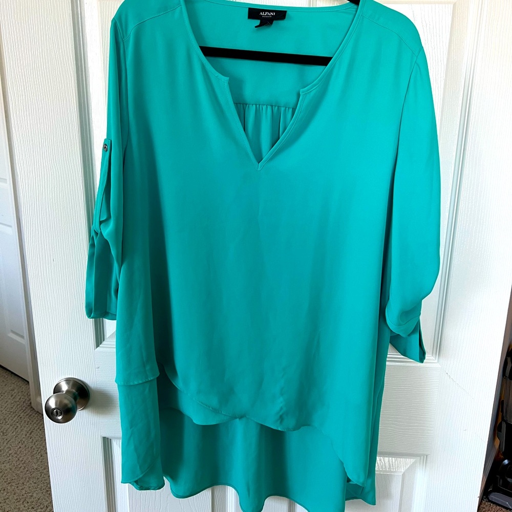 High low blouse with button detailed sleeves size 18W